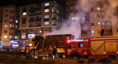 Karton yüklü TIR'ın dorsesi yandı