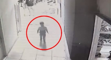 Kaybolan çocuğunu bulunca havaya kaldırıp, yere fırlattı