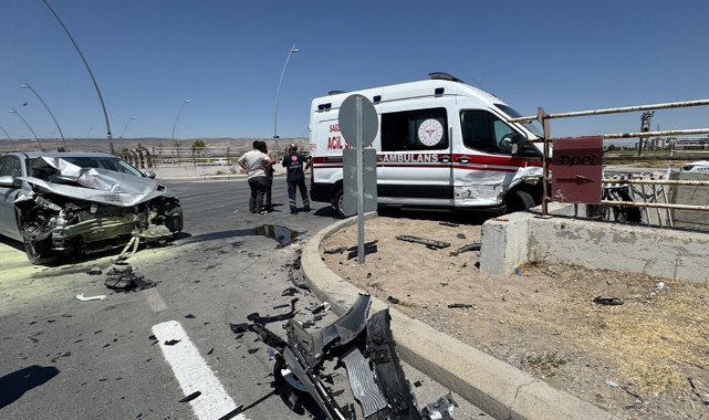 Kayseri'de ambulans ile otomobil çarpıştı!