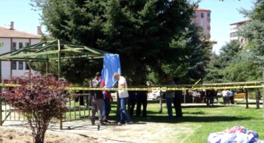 Kayseri'de Bir Şahıs Parkta İntihar Etti