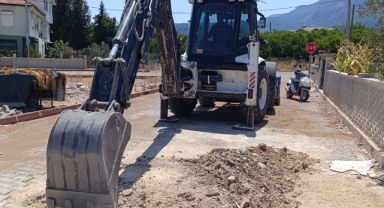 Kemer Belediyesi Fen İşleri Müdürlüğü ekipleri, Kuzdere Mahallesi’nde altyapı çalışmalarını aralıksız sürdürüyor. 