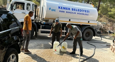 Kemer Belediyesi Tekirova’da su ulaşmayan yerlere su taşıyor