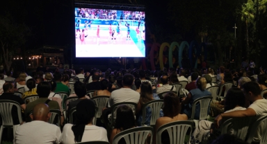 Kemer’de milli maç için dev ekran kuruldu