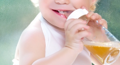 Küçük bebeğe meyve suyu yerine alkol servis edildi