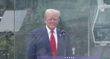 Kurşun geçirmez camın ardından seslendi