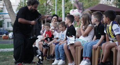 Lüleburgaz Belediyesi Kukla Tiyatrosu, kent genelindeki parklarda çocuklarla buluşmaya devam ediyor.