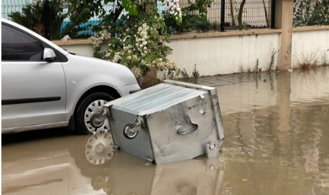 Medine'yi sel vurdu, araçlar yolda mahsur kaldı