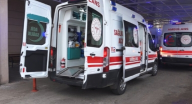 Motosiklet bariyerlere çarptı