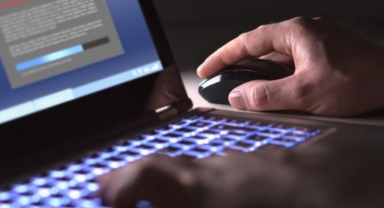 Nafaka ödememek için kendisini ölü gösterdi