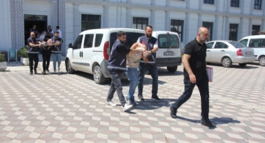 Park halindeki tırlardan malzeme çaldılar