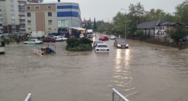Sağanak ilçede hayatı felç etti 