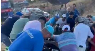 Tarla sürerken traktör devrildi