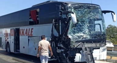 Yolcu otobüsü ile iş makinesi çarpıştı