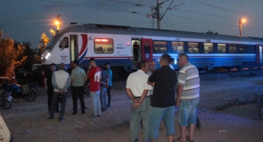 Yolcu treni traktöre çarptı