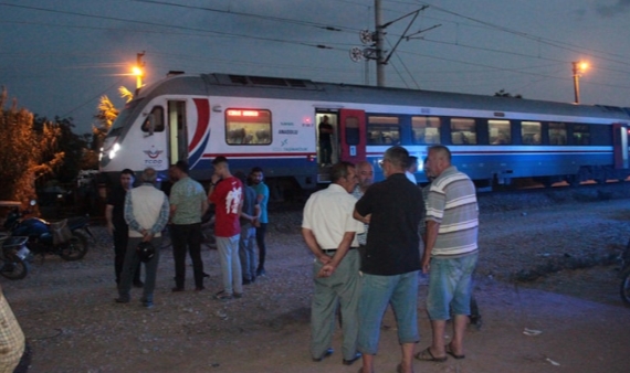 Yolcu treni traktöre çarptı
