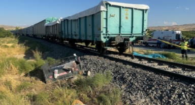 Yük treni patpata çarptı