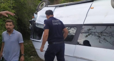 Adana'da okul servisi devrildi