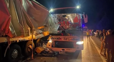 Adana'da Yolcu Otobüsü Tıra Çarptı