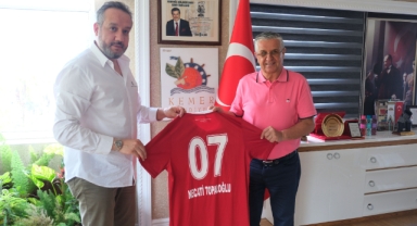 Antalyaspor Başkanı Sinan Boztepe, Kemer Belediye Başkanı Necati Topaloğlu’nu Ziyaret Etti