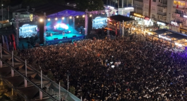 Aydın’da 30 Ağustos Zafer Bayramı Coşkusu: 40 Bin Kişi Mor ve Ötesi Konserinde Buluştu