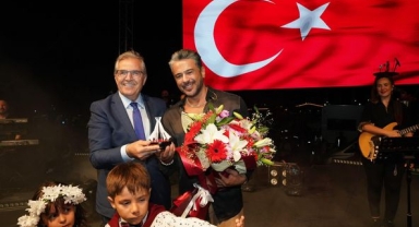 Bandırma’nın Kurtuluşunun 102. Yılı Coşkuyla Kutlandı: Emre Altuğ Konseri ile Muhteşem Final