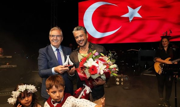Bandırma’nın Kurtuluşunun 102. Yılı Coşkuyla Kutlandı: Emre Altuğ Konseri ile Muhteşem Final