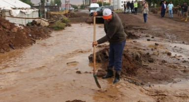 Bitlis'te sağanak yağış heyelana neden oldu 