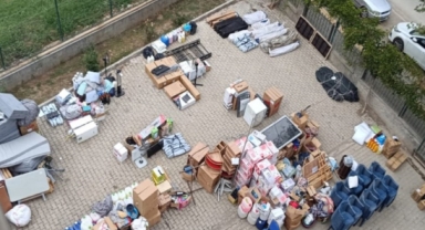 Deprem yardımlarını satarken yakalandılar