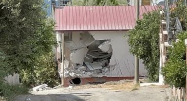 Evde otururken kamyon çarptı