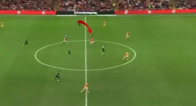 Furkan Soyalp Muslera'yı orta sahadan avladı