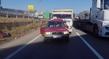 Gebze'de kamyonetle otomobil çarpıştı