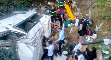 İşçileri taşıyan minibüs dereye uçtu