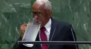 Konuşması sırasında suyu sürahiden içti