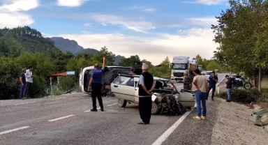 Kozan'da İki Otomobil Çarpışt