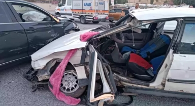 Muş'ta iki otomobil çarpıştı 