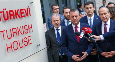 Özel, New York'taki Türkevi önünde konuştu