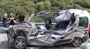 TIR'a arkadan çarpan araç bu hale geldi 