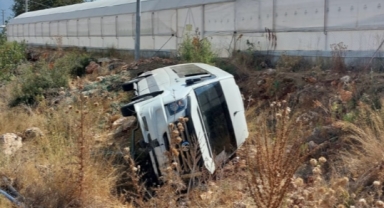 Tur minibüsü şarampole devrildi