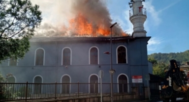 564 yıllık cami cayır cayır yandı