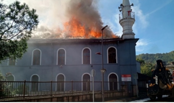 564 yıllık cami cayır cayır yandı