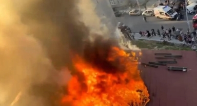 Arnavutköy'de 3 katlı binanın çatısında yangın