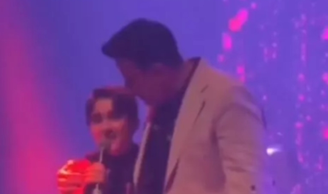Emrah, sır gibi sakladığı oğlunu sahneye çıkardı