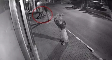 Genç kızı takip edip boynundan bıçakladı