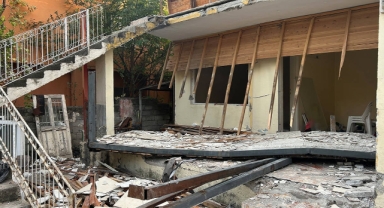 Hasarlı binanın çöken balkonu 2 kişiyi hayattan kopardı