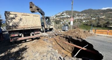 İsale hattı patladı yol çöktü