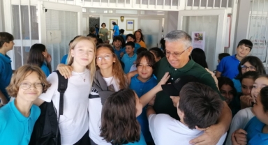 Kemer Belediye Başkanı Necati Topaloğlu, Öğrencilerle Voleybol Oynayarak Eğitime Desteğini Gösterdi