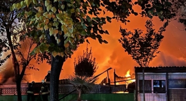 Kocaeli'de palet deposunda yangın