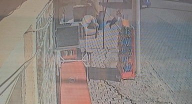 Küçük çocuk zemine böyle çakıldı