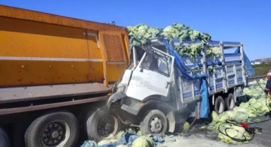 Mersin'de Kamyon Tırla Çarpıştı