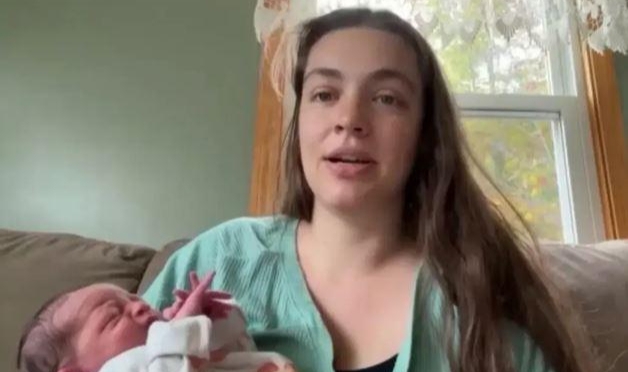 Okulun otoparkında doğum yaptı